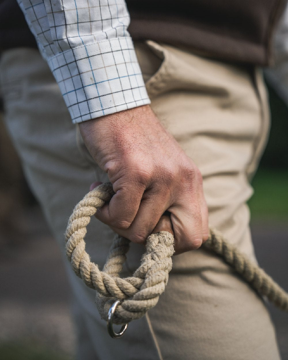 Sand Coloured Harkila Norberg Chinos on blurry background #colour_sand