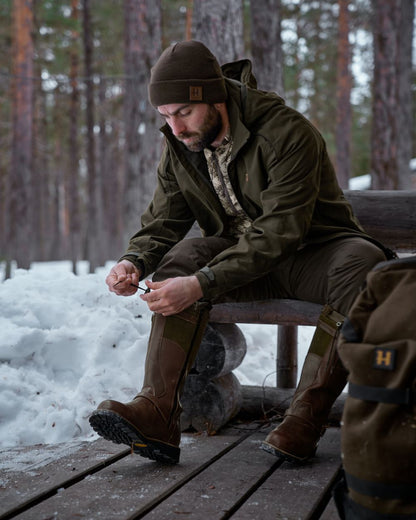 Willow Green Shadow Brown Coloured Harkila Visent 2.0 GTX Boots on snow background #colour_willow-green-shadow-brown