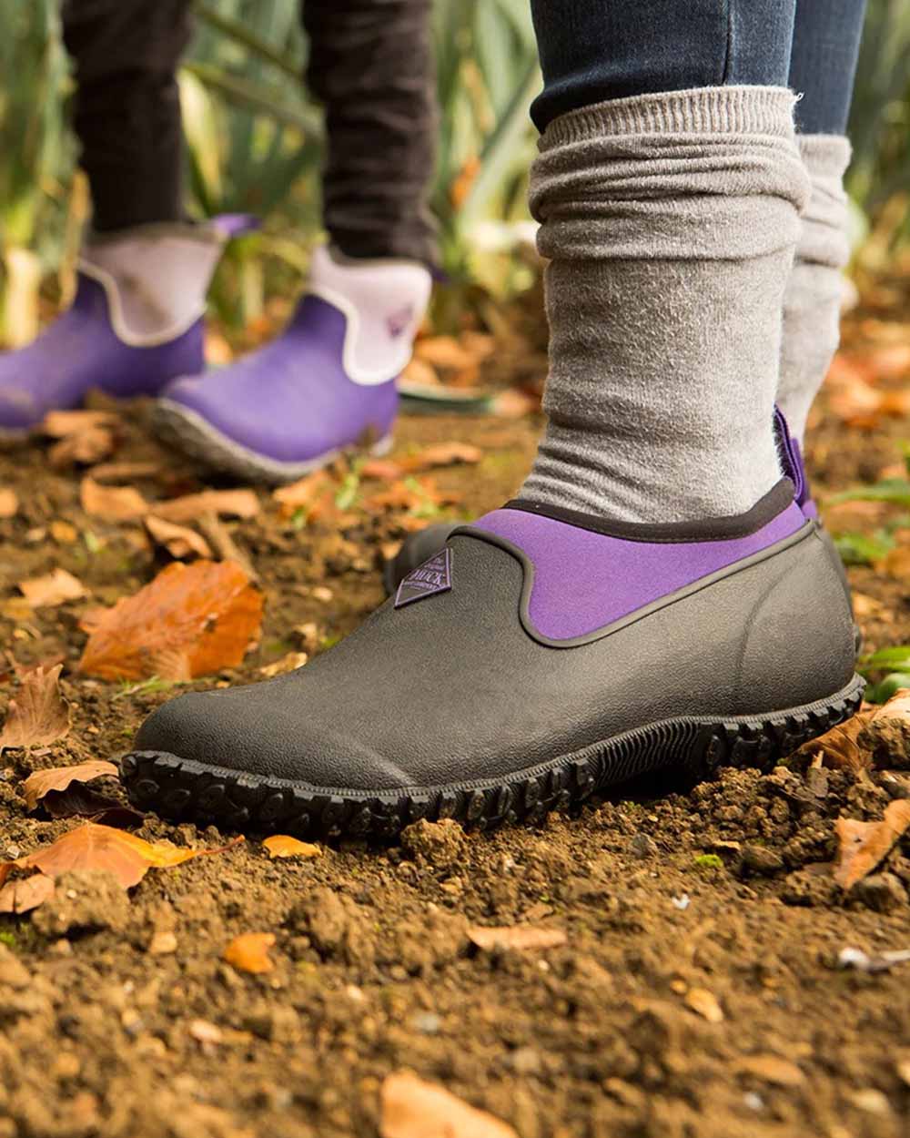 Black Purple coloured Muck Boots Womens RHS Muckster II Low Shoes on Mucky background #colour_black-purple